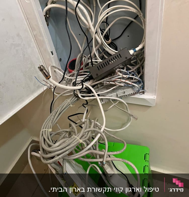 ארון תקשורת עם כבלים ומתג רשת